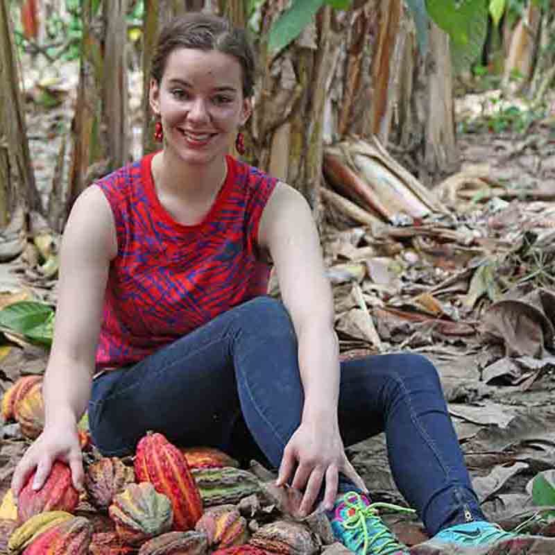 Julia Zotter mit frisch geernteten Kakaofrüchten