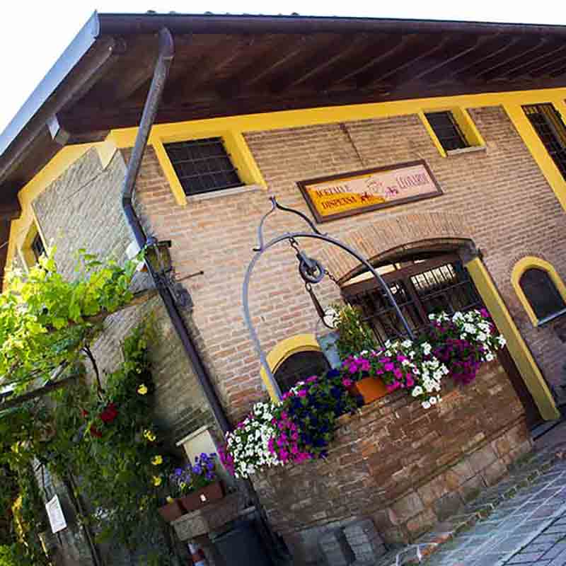 Gebäude mit Blumen und Schild.