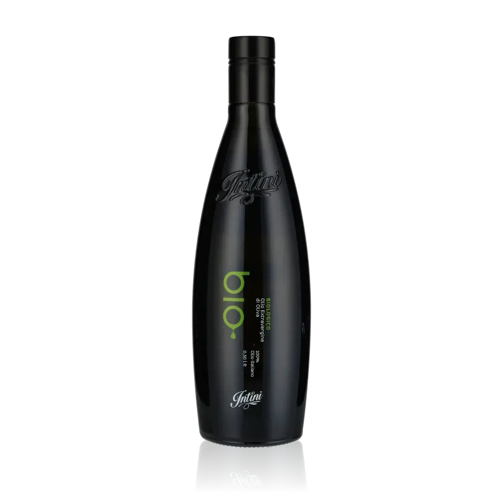 Intini Bio Coratina Olivenöl Flasche auf schwarzem Hintergrund.
