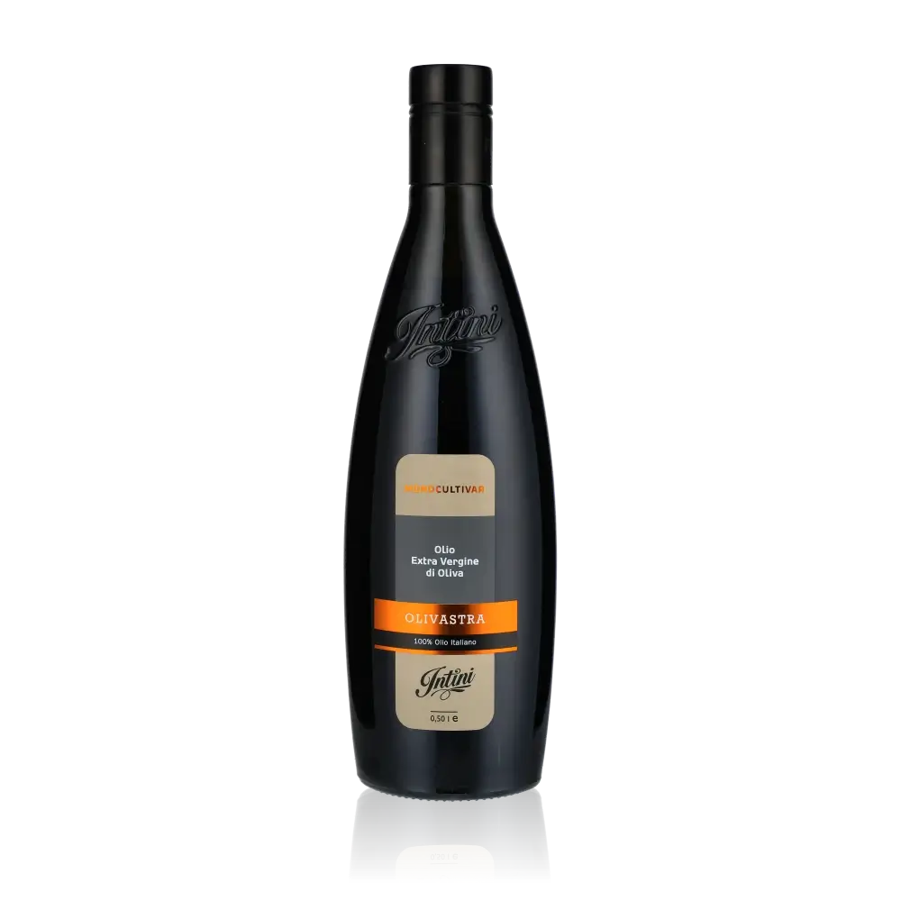 Intini Olivastra Olivenölflasche vor schwarzem Hintergrund.