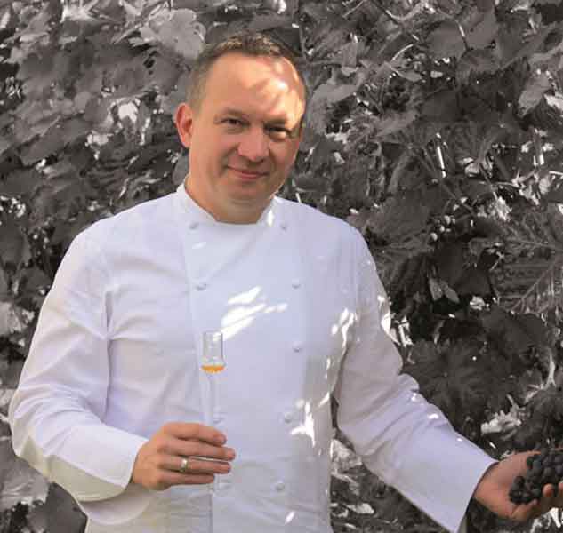 Mann mit Glas und Trauben.