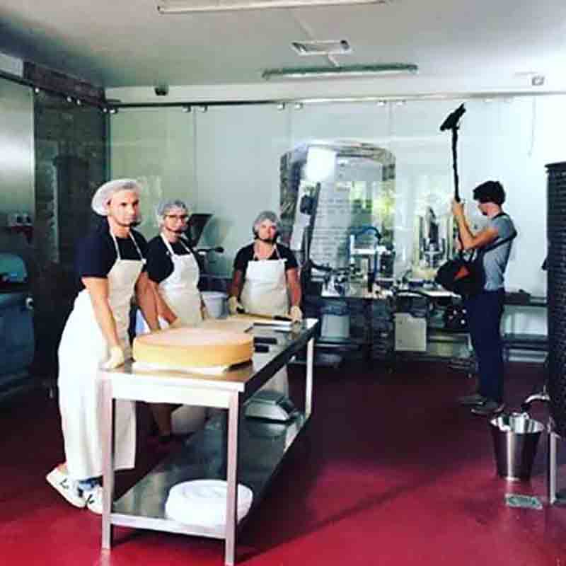 Personen in einer Feinkostküche.