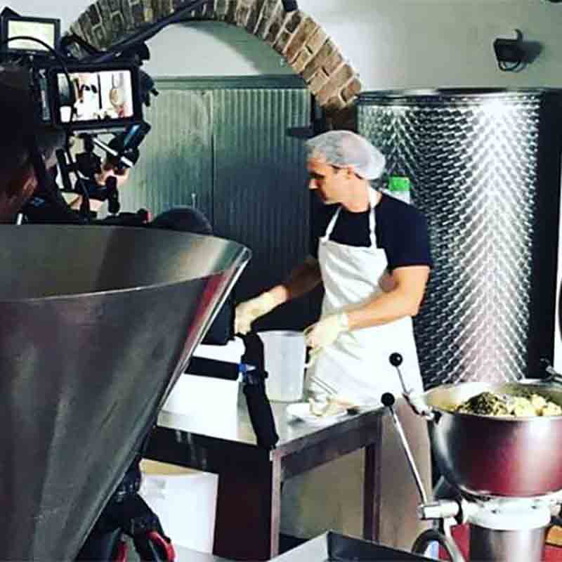 Mann arbeitet in Feinkostküche.