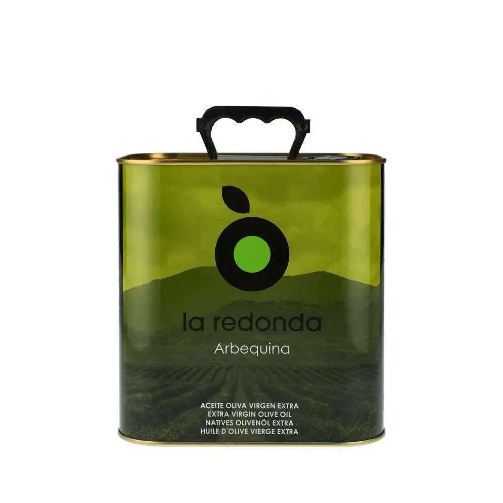 La Redonda Arbequina Olivenöl Kanister vor Landschaftshintergrund.
