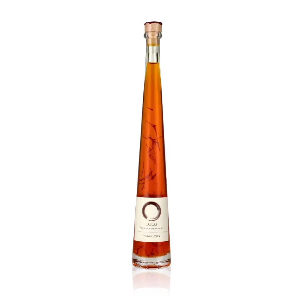 Flasche Lulu Essigzubereitung mit Safran auf schwarzem Hintergrund.