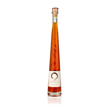 Flasche Lulu Essigzubereitung mit Safran auf schwarzem Hintergrund.