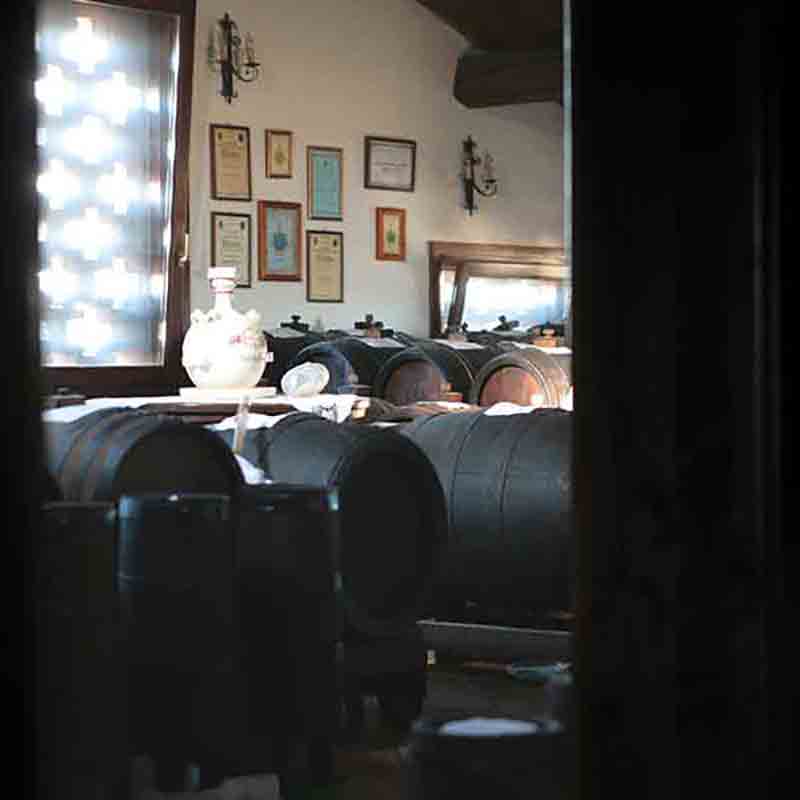 Raum mit Fässern, Urkunden und Dekorationen an der Wand.