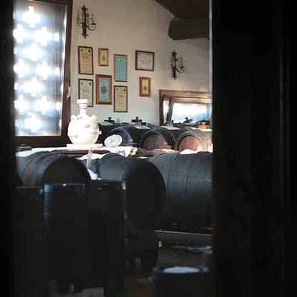 Raum mit Fässern, Urkunden und Dekorationen an der Wand.