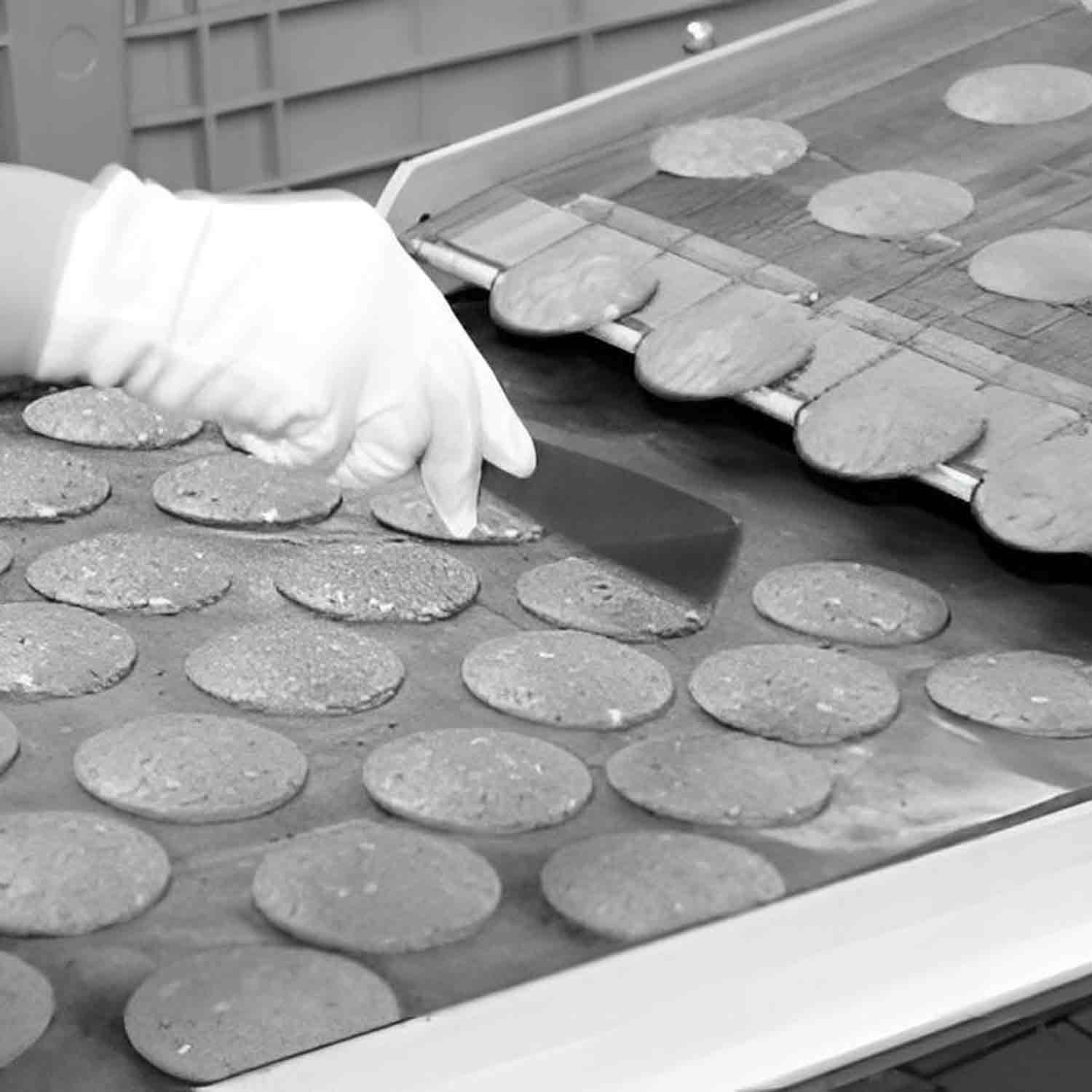Hand formt Lebkuchen auf Backblech.