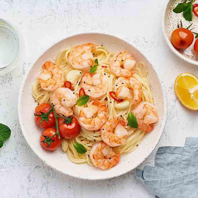Linguine mit Garnelen und Tomaten.