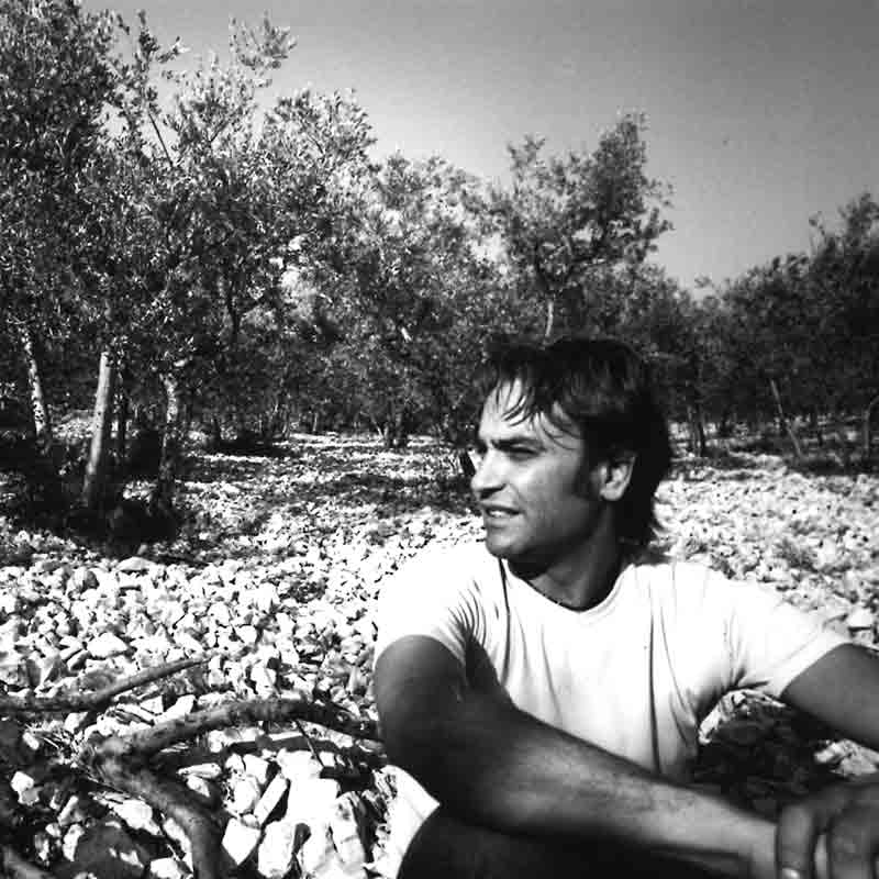 Schwarz-weiß Foto von Marco Viola in seinen steinigen Olivenhainen