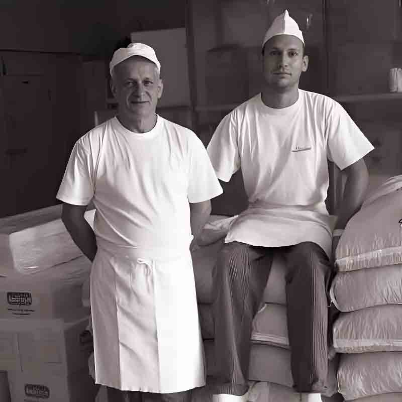 Zwei Männer in Arbeitskleidung.