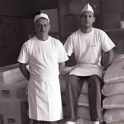 Zwei Männer in Arbeitskleidung.