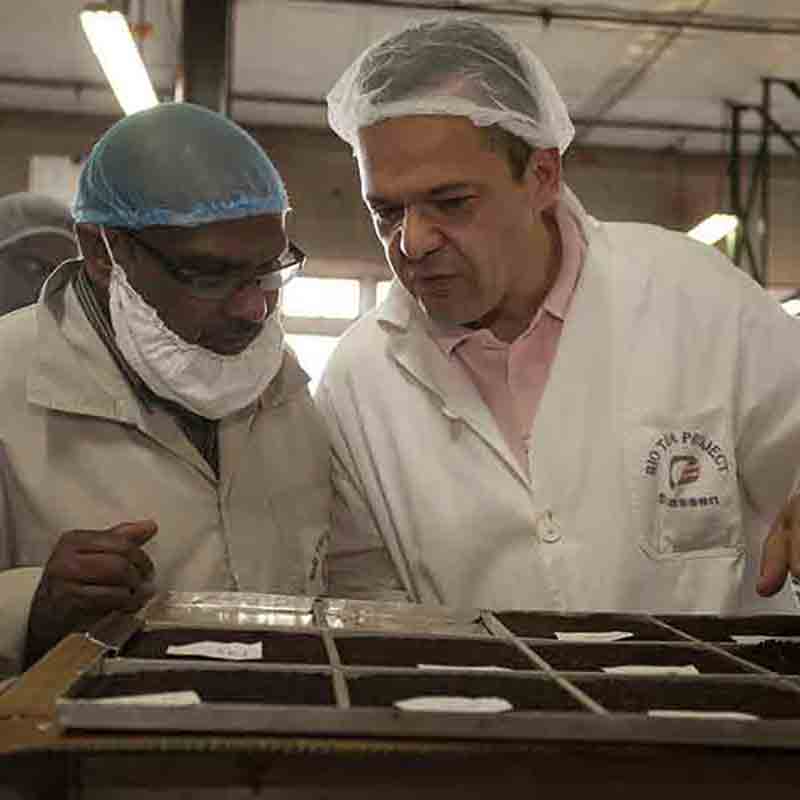 Zwei Männer inspizieren Feinkostprodukte.