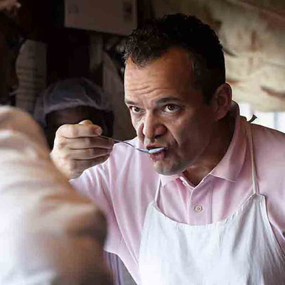 Person probiert mit Löffel.