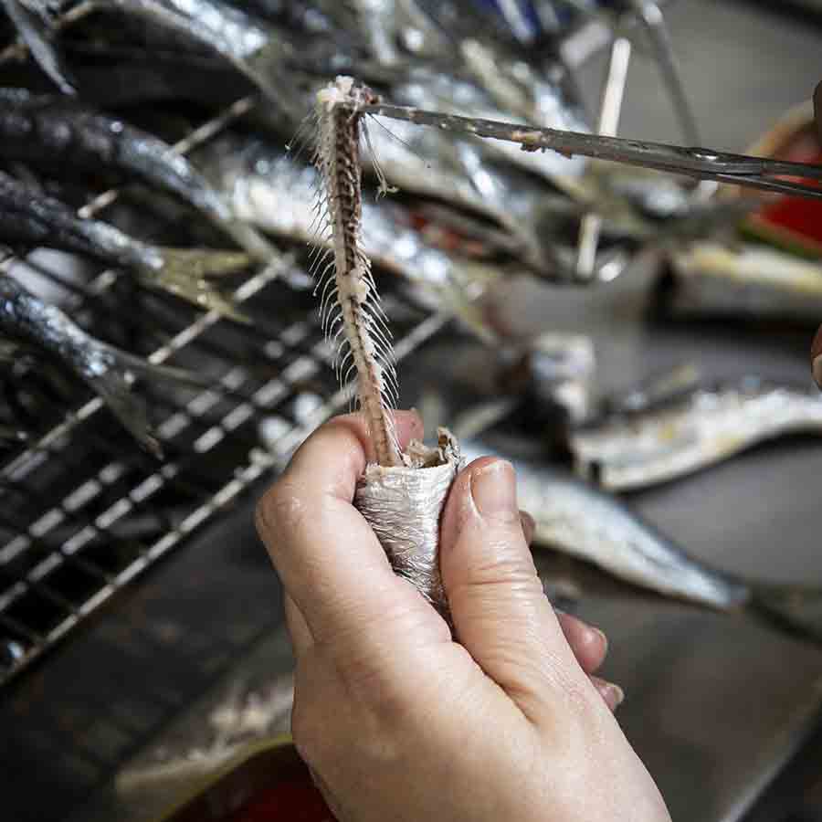 Fisch wird filetiert von Hand.