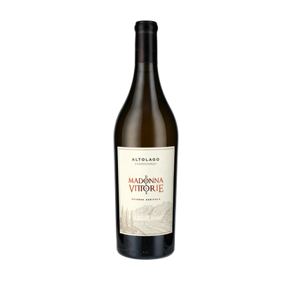 Weinflasche Madonne delle Vittorie Altolago Chardonnay vor weißem Hintergrund.