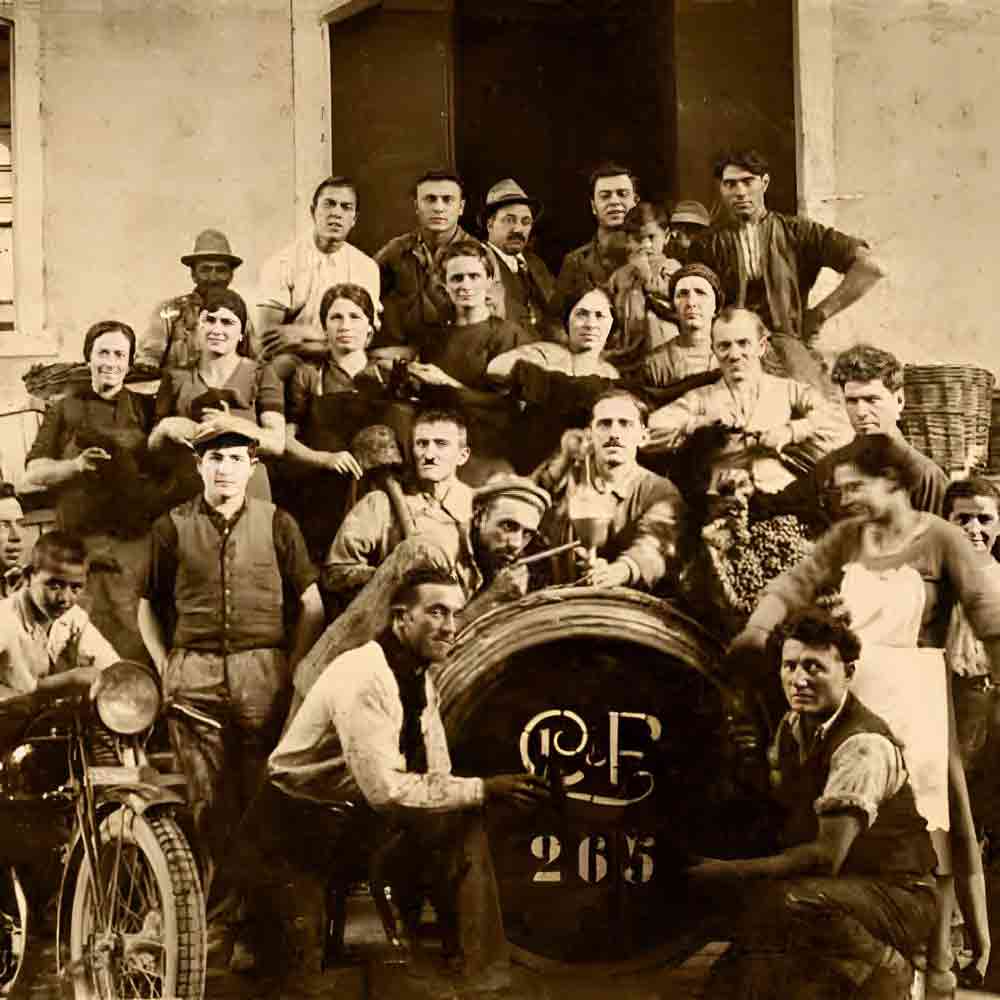 Historische Gruppe mit Weinfass.