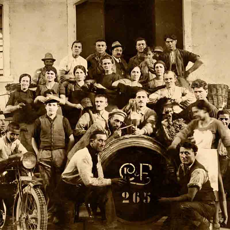 Gruppe von Menschen mit Fass.