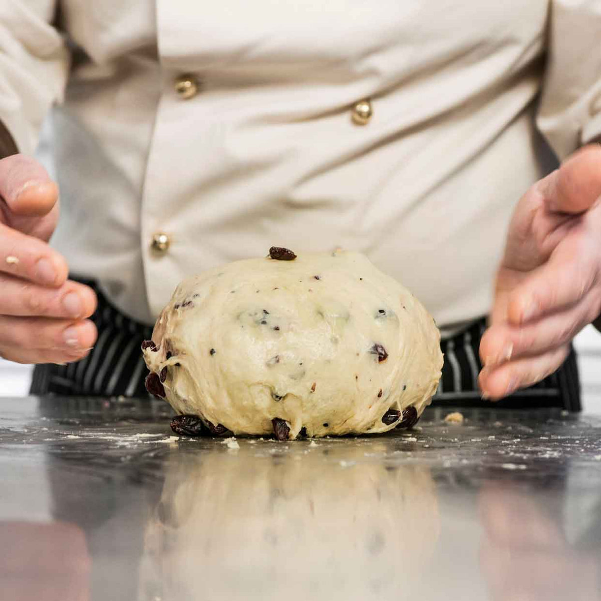 Gekneteter Panettone-Teig mit Rosinen