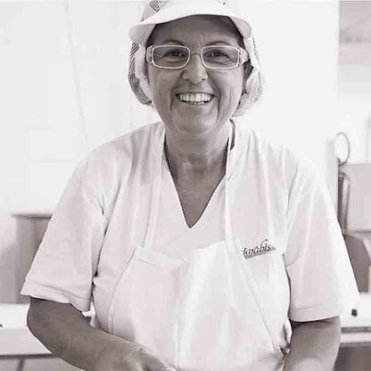 Person in Arbeitskleidung lächelt.