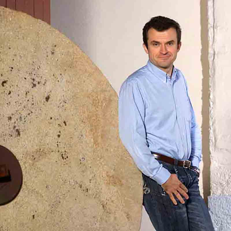 Marc Désarménien lehnt an einem Mühlstein in der letzten unabhängigen Senf-Manufaktur der Bourgogne.