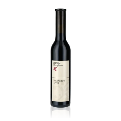 Acetum Manufaktur Apfel Balsamico Essigflasche vor weißem Hintergrund.