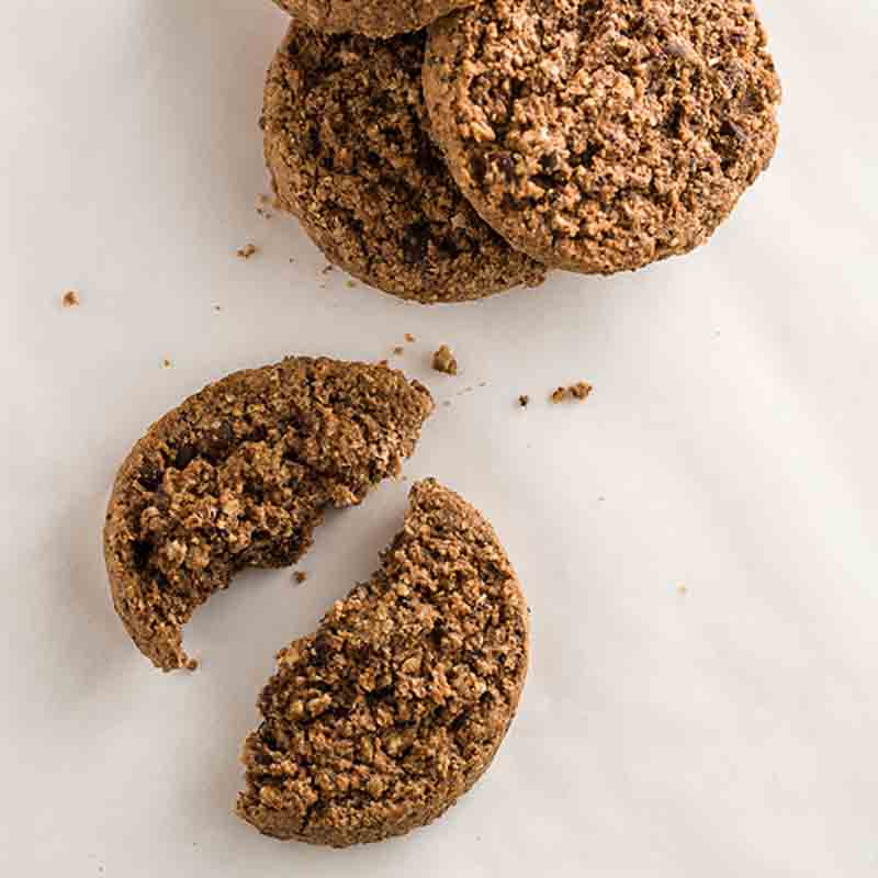 Kekse auf weißem Hintergrund.