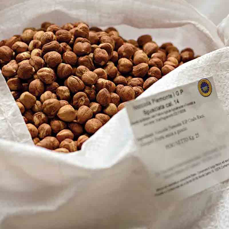 Haselnüsse in einem weißen Sack mit Etikett.