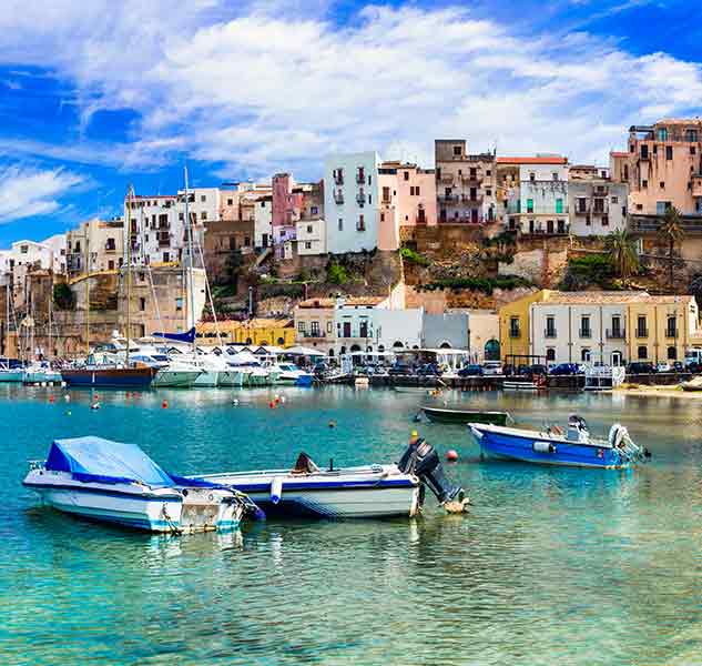 Hafen mit Booten und Häusern.