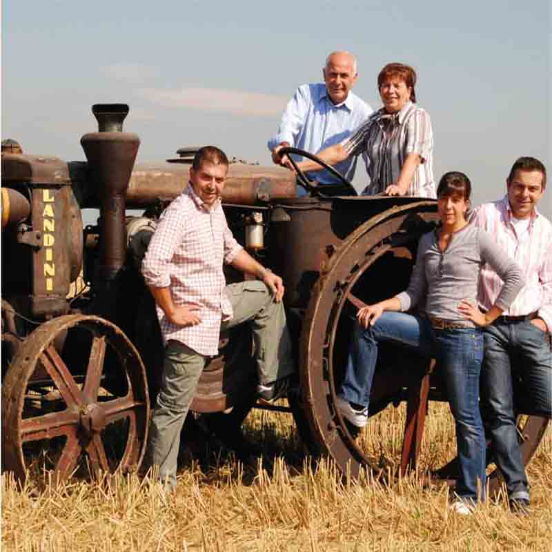 Fünf Personen neben Traktor.