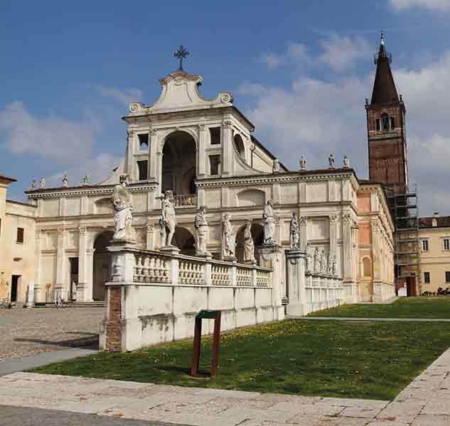 Historisches Gebäude mit Statuen.