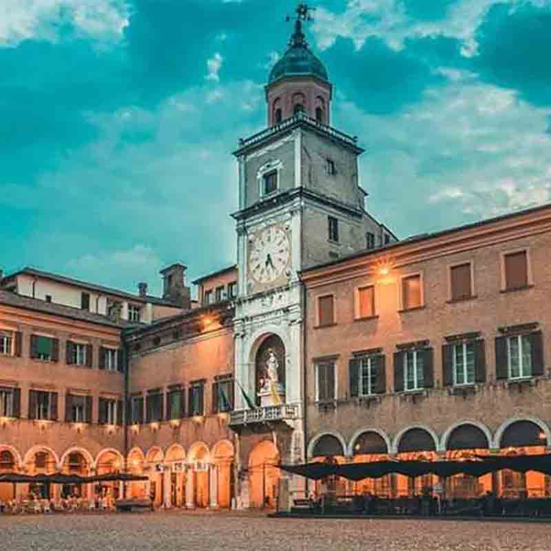 Rathaus von Modena in Abendstimmung.