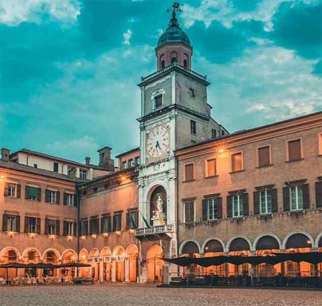 Historisches Gebäude bei Abenddämmerung.