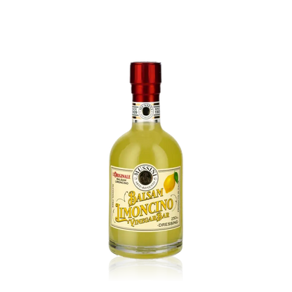 Mussini Balsam Limoncino Essigflasche vor schwarzem Hintergrund.