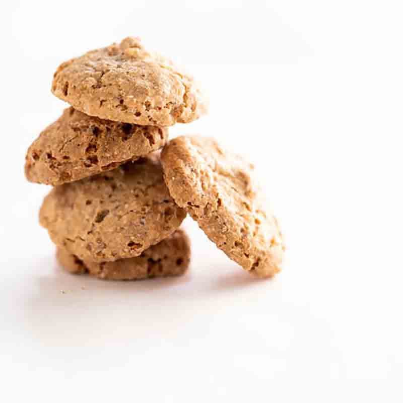 Feinkostkekse auf weißem Hintergrund, gestapelt.