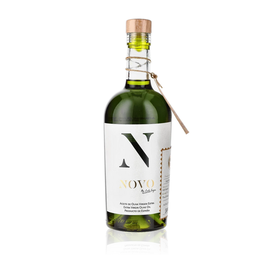 Flasche Novo Olivenöl mit Korkverschluss und Etikett.