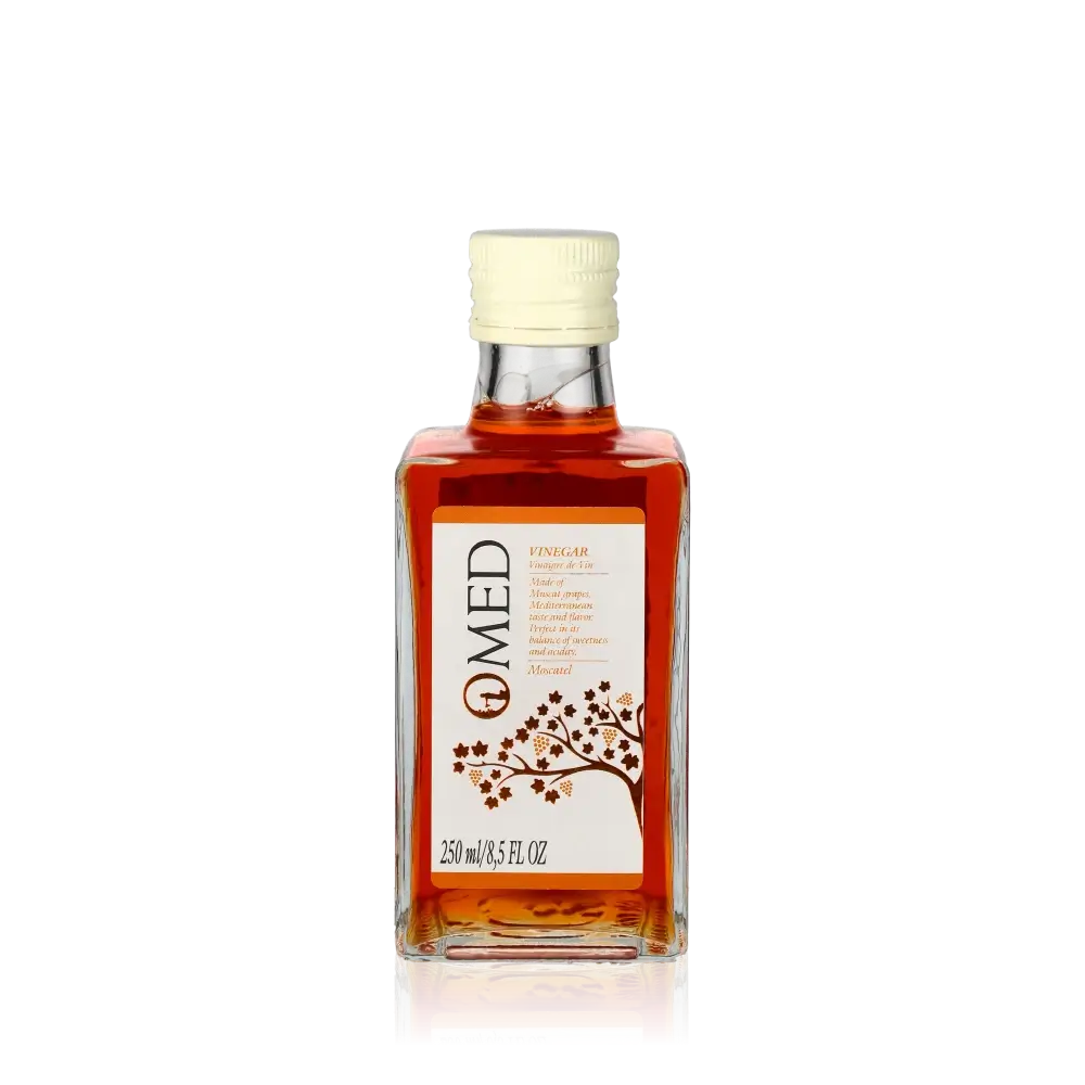 O-MED Moscatel Weißweinessig Flasche vor schwarzem Hintergrund.