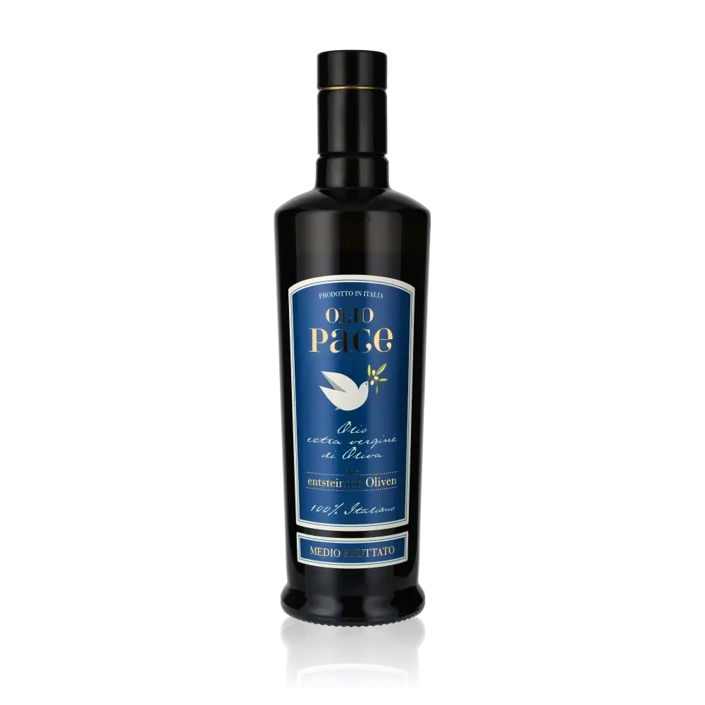 Olio Pace Olivenölflasche mit blauem Etikett auf schwarzem Hintergrund.
