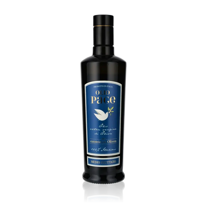 Olio Pace Olivenölflasche mit blauem Etikett auf schwarzem Hintergrund.