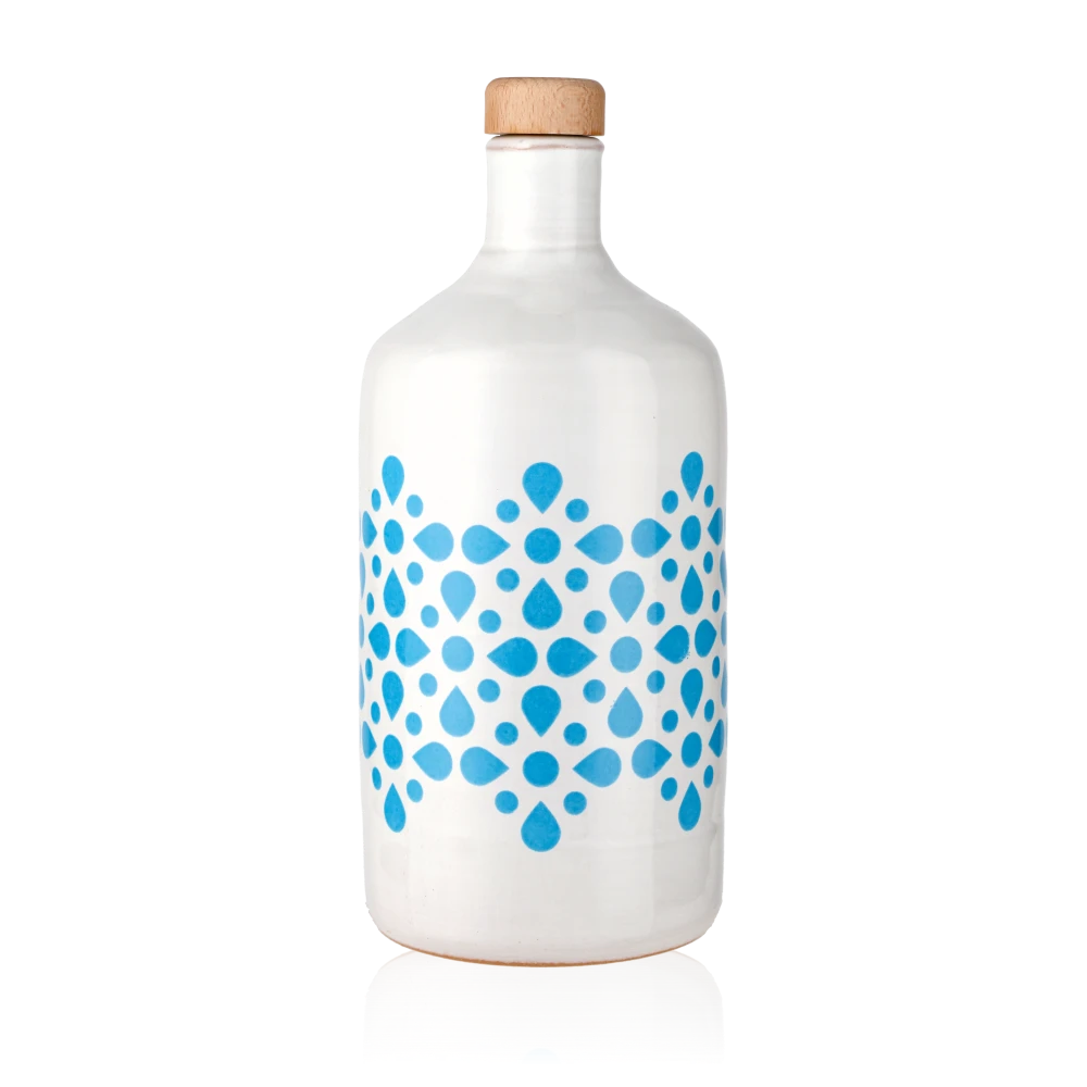 Flasche Olivenöl mit blauem Muster und Korkverschluss.