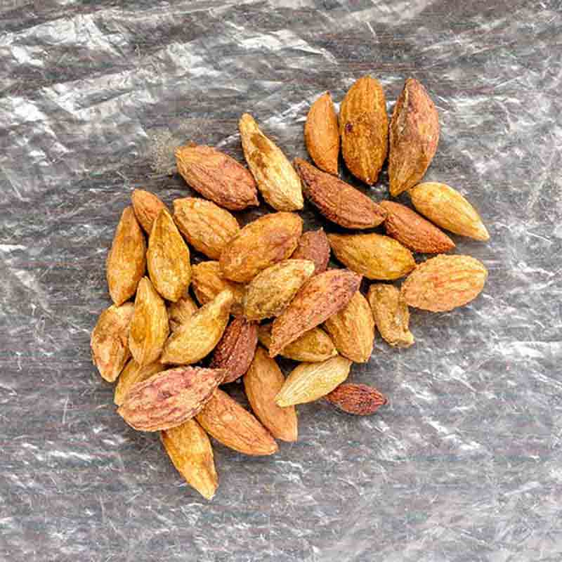 Olivenkerne auf transparenter Oberfläche, Nahaufnahme.