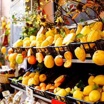 Zitronen und Orangen in Körben, dekoriert mit Blumen.