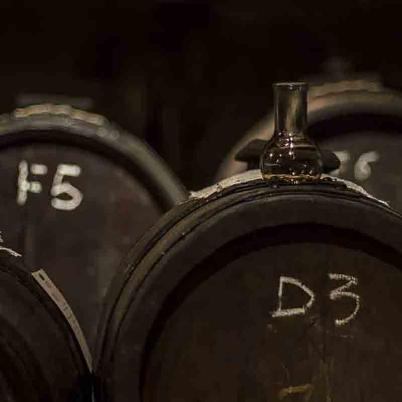 Alte Holzfässer auf dem Speicher der Acetaia Giuseppe Giusti