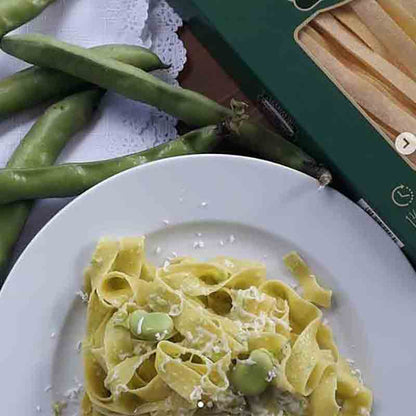Pasta mit Bohnen und Parmesan auf weißem Teller.