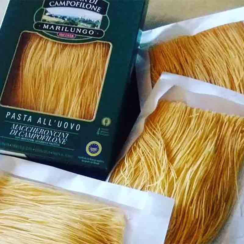 Verpackte Pasta von Marilungo auf einem Tisch.