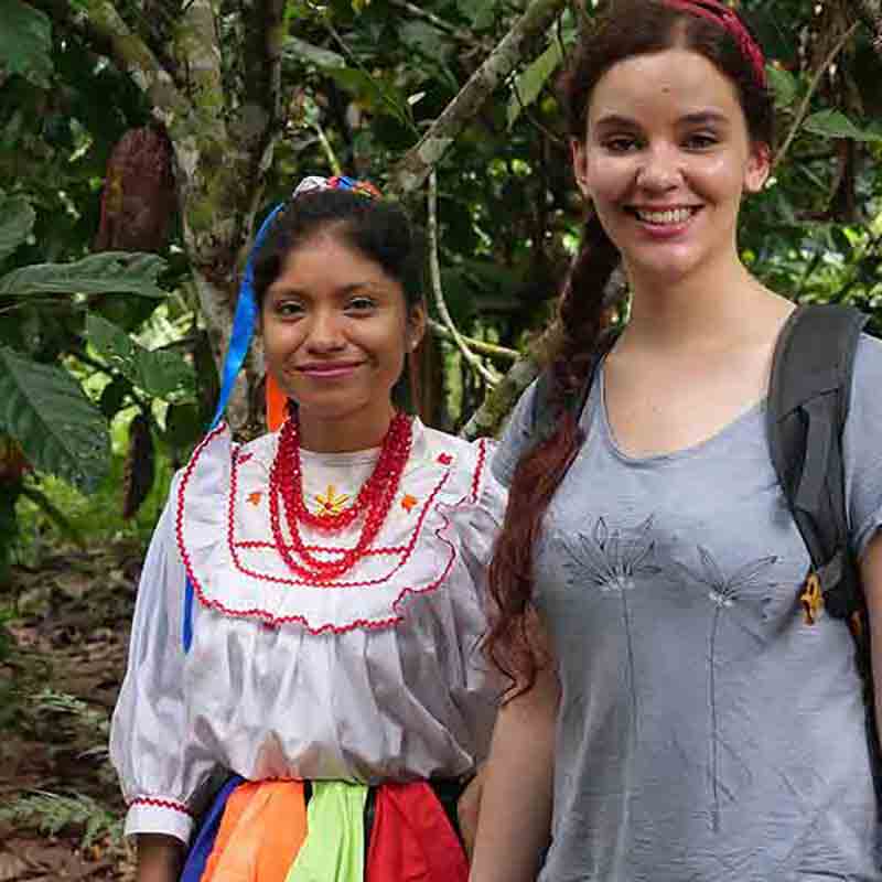 Julia Zotter besucht Kakaoproduzentin in Peru – Zotter unterstützt faire Handelsbeziehungen und nachhaltigen Kakaoanbau.