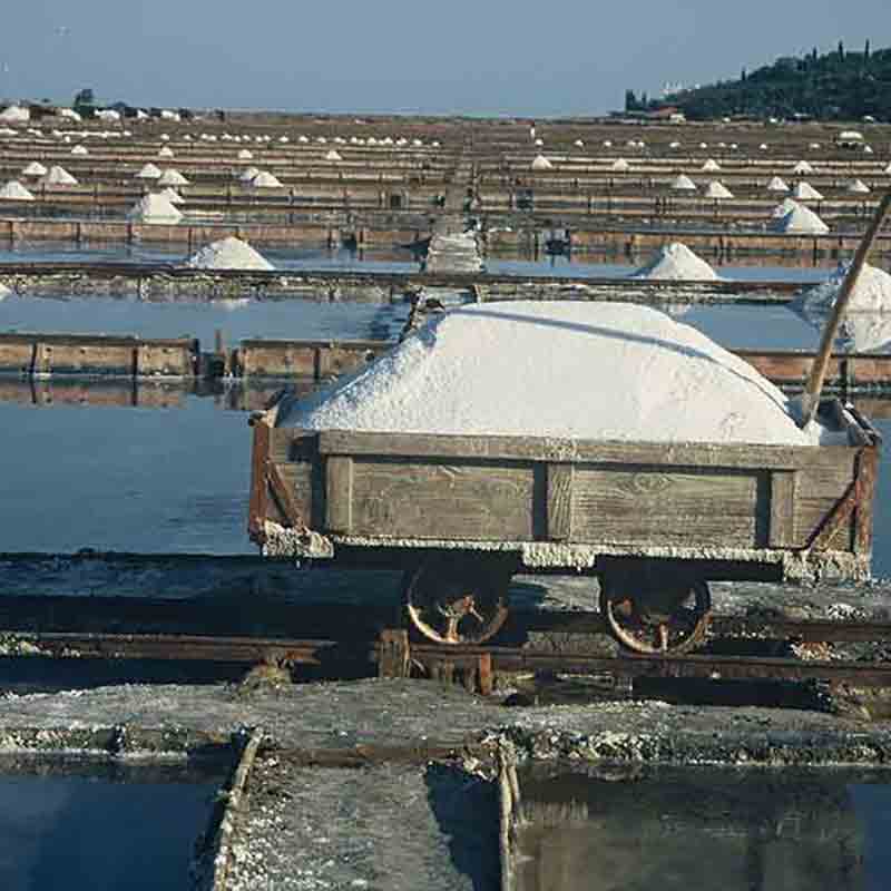 Voller Salzwagen wartet am Salzbecken auf Abtransport