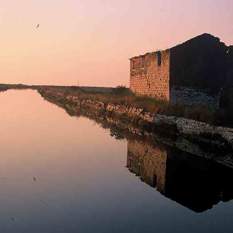 Saline bei Sonnenuntergang, Gebäude.