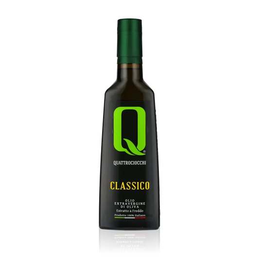 Quattrociocchi Classico Olivenöl Flasche vor schwarzem Hintergrund.